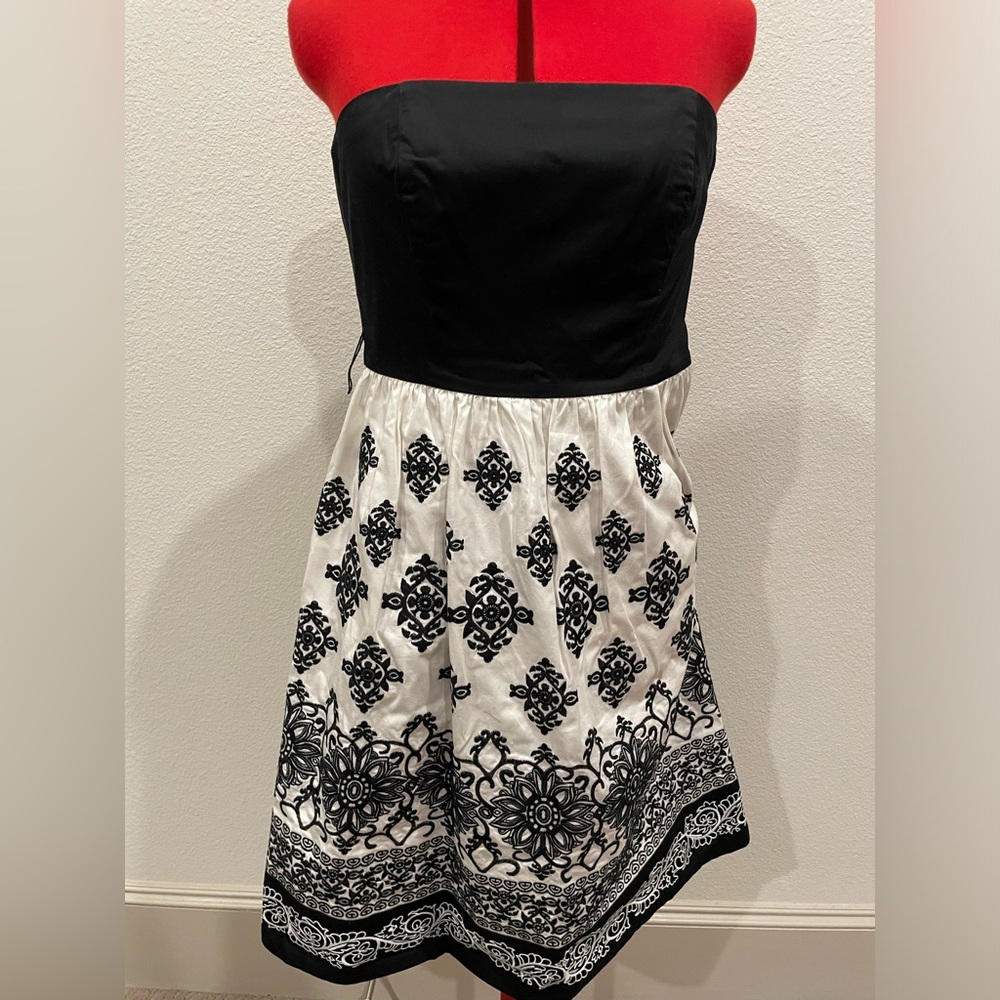 White House Black Market Strapless Embroidered Dress